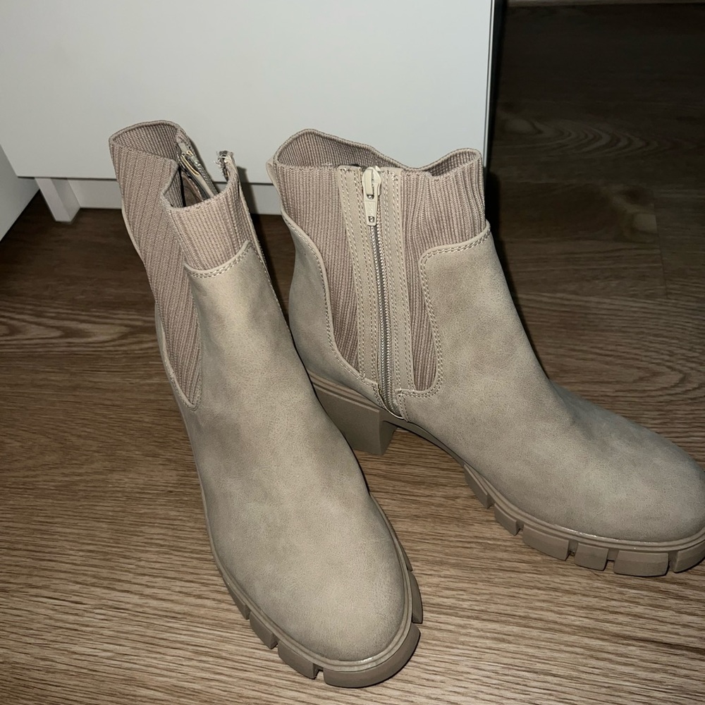 MOVING SALE NWOT Beige/Gray Boots Size 9.5